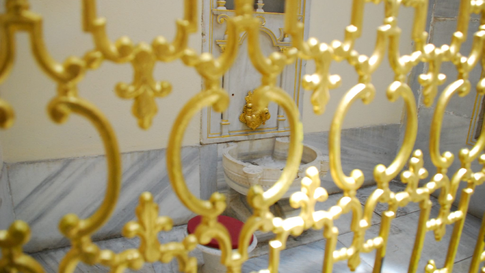 EXTRAVAGANT BATHS OF THE ROYALS